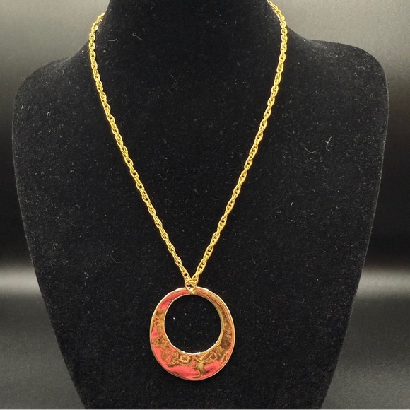 Chic Gold-Tone Textured Circle Pendant Necklace - Picture 4 of 11